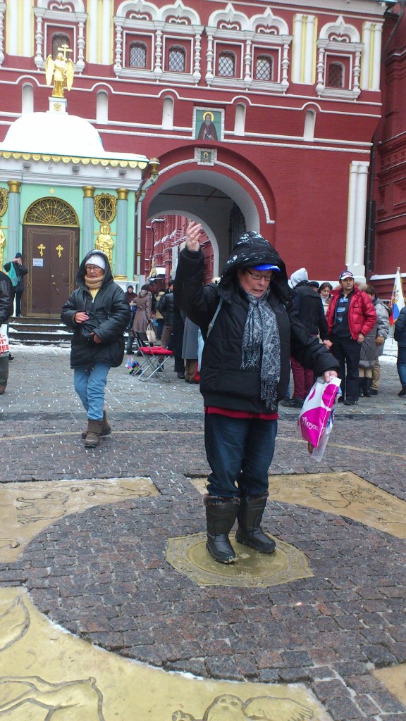 Adri staat in het midden van het cirkel en gooit de kopejka's op ooit terug naar Moskou te komen. 8.12.12. 