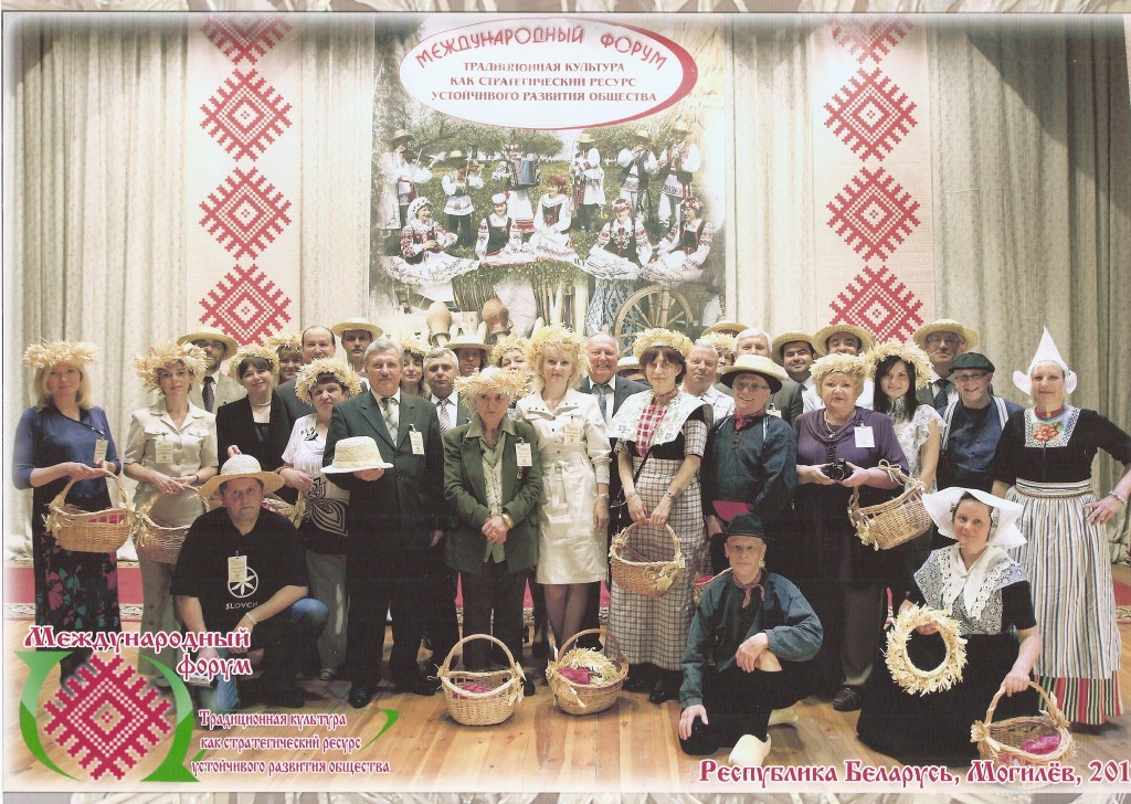 Internationale wetenschappelijke conferentie in Mogiljov in Wit Rusland 16 mei 2013. Zarjanka in de authentieke Nederlandse klederdrachten demonstreert in Wit Rusland hun Nederlandse en de Russische folklore zang en dans voor de specialisten uit 14 landen!